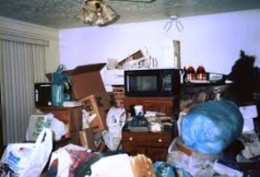 5 Signs of a Hoarder